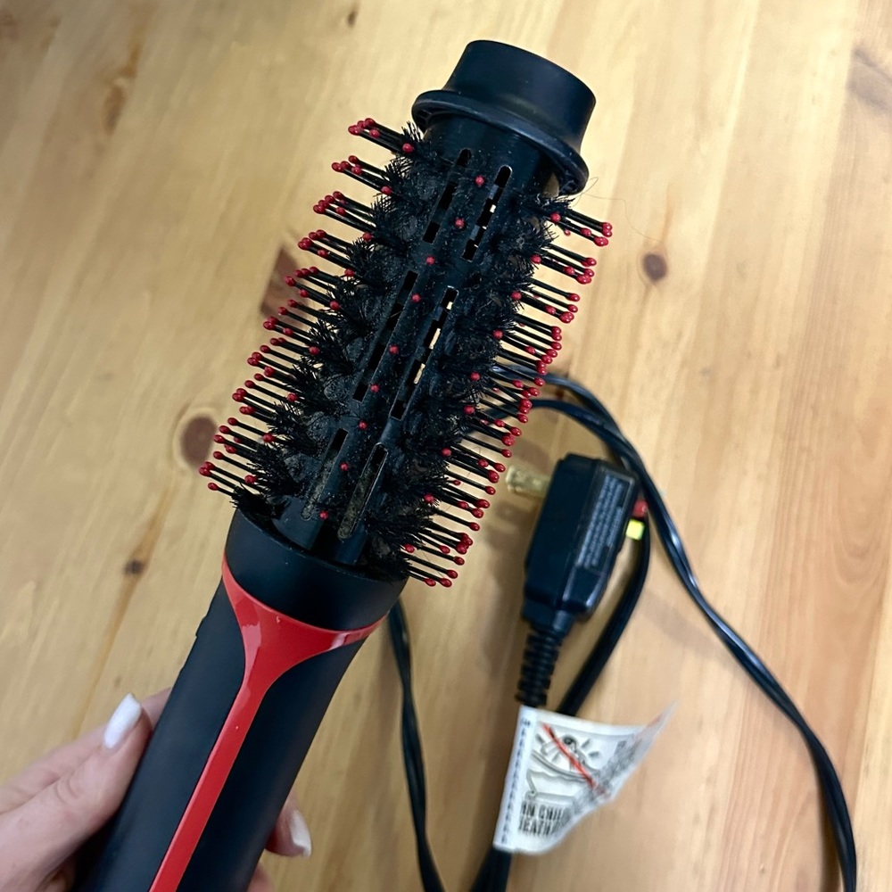 🎀Revlon Black and Red Hair Dryer Brush.